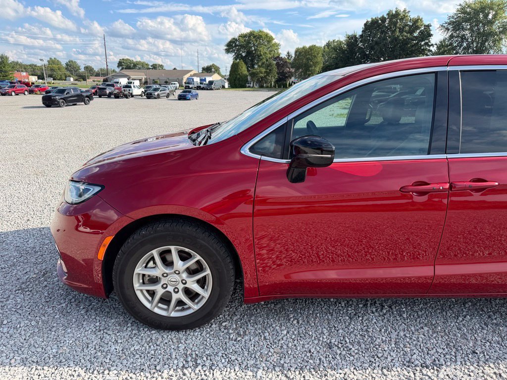 Used 2025 Chrysler Pacifica Select FWD image 28
