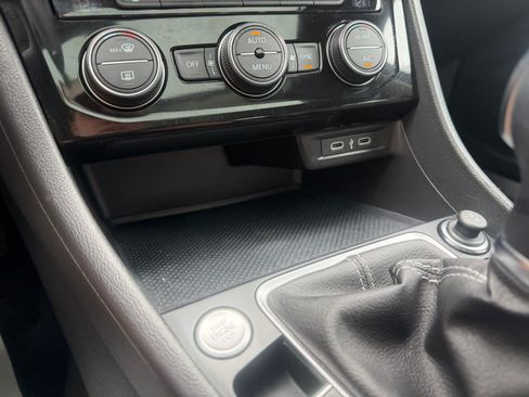 Used 2024 Volkswagen Jetta SE w/ Panoramic Sunroof Package FWD image 26
