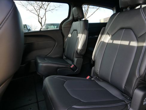 New 2026 Chrysler Pacifica Select w/ S Appearance Package FWD image 10