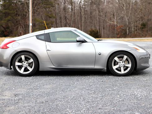 Used 2010 Nissan 370Z Touring image 2