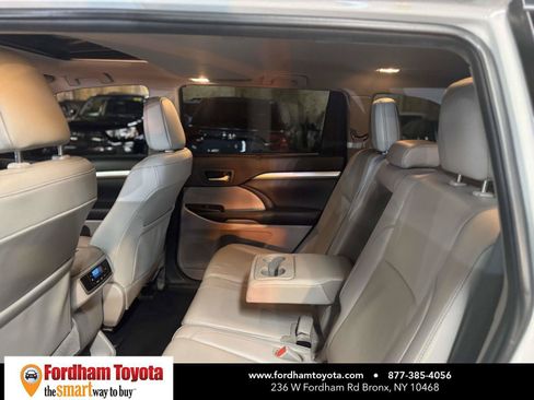 Used 2019 Toyota Highlander XLE AWD/4WD image 12