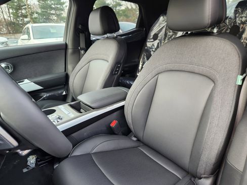 Used 2025 Genesis GV60 Advanced image 8