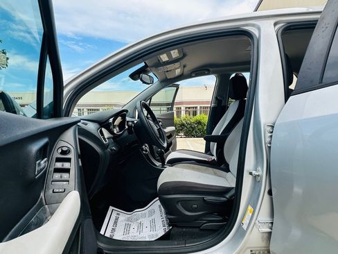 Used 2019 Chevrolet Trax LS w/ Tint and Cruise Package FWD image 9