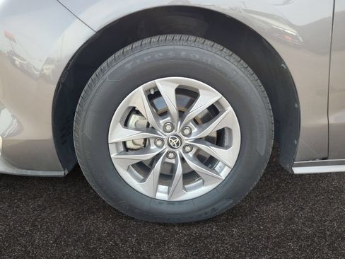 Used 2023 Toyota Sienna XLE AWD/4WD image 14