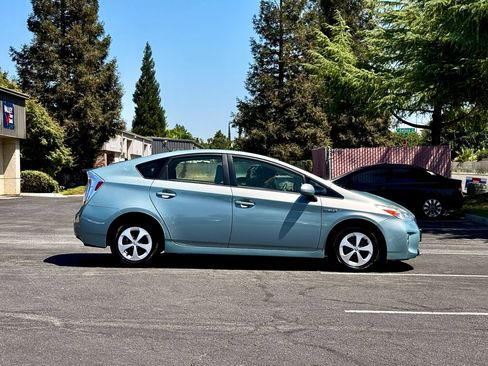 Used 2015 Toyota Prius Two FWD image 2