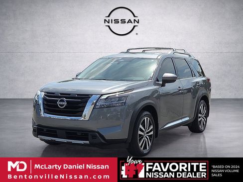 Used 2024 Nissan Pathfinder Platinum w/ Cargo Package AWD/4WD image 2