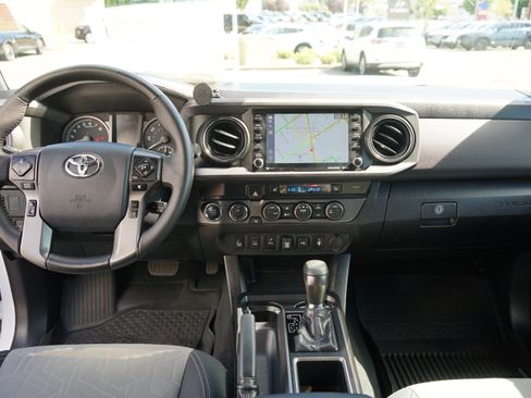 Used 2020 Toyota Tacoma TRD Off-Road w/ Technology Package AWD/4WD image 18