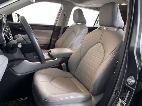 Used 2020 Toyota Highlander XLE image 12