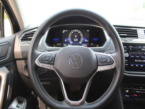 Used 2022 Volkswagen Tiguan SE AWD/4WD image 17
