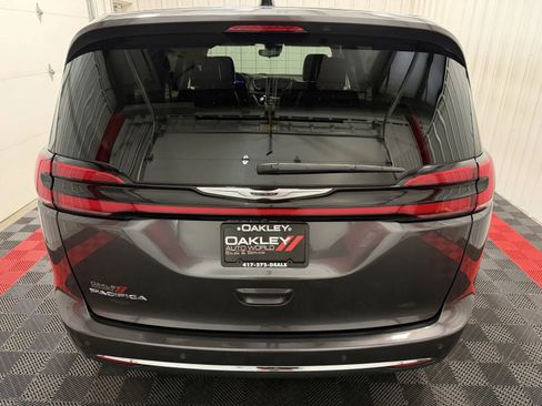 Used 2023 Chrysler Pacifica Touring-L FWD image 3