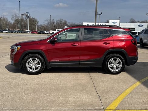 Used 2024 GMC Terrain SLE w/ Driver Convenience Package image 11