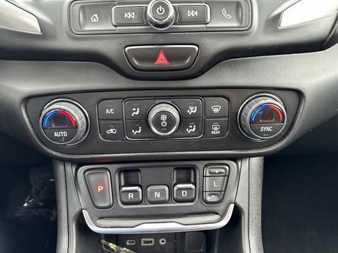 Used 2021 GMC Terrain SLE w/ Driver Convenience Package AWD/4WD image 16