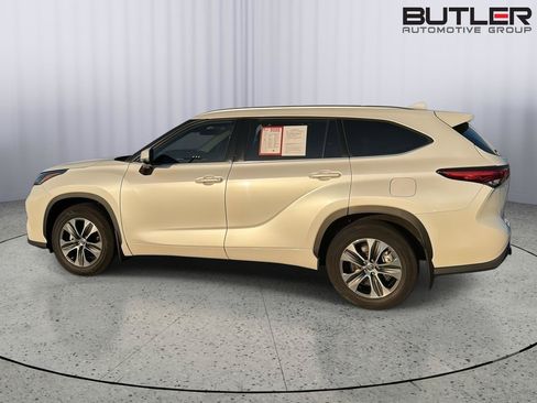 Certified 2021 Toyota Highlander XLE FWD image 3