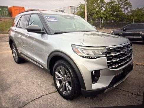 Used 2025 Ford Explorer Active w/ Active Comfort Package AWD/4WD image 5