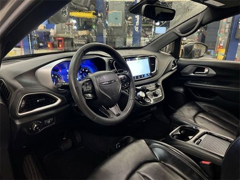 Used 2023 Chrysler Pacifica Touring-L w/ S Appearance Package image 10