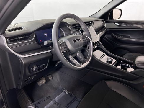 Used 2023 Jeep Grand Cherokee Altitude AWD/4WD image 9