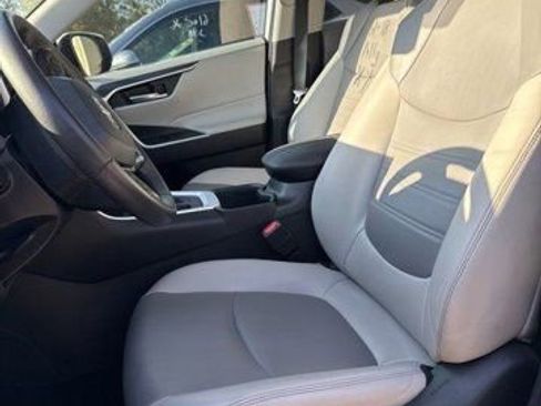 Used 2025 Toyota RAV4 XLE Premium image 7