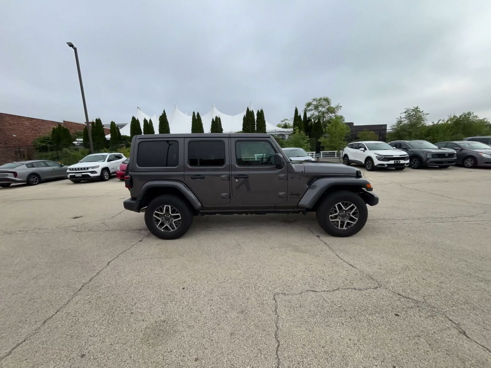 Used 2025 Jeep Wrangler Unlimited Sahara AWD/4WD image 15
