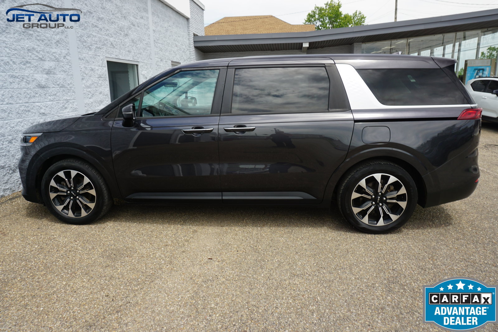 Used 2023 Kia Carnival EX FWD image 13