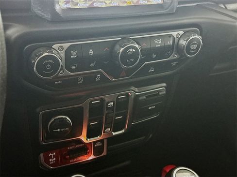 Used 2023 Jeep Gladiator Mojave w/ Cold Weather Group image 18