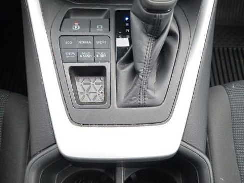 Used 2022 Toyota RAV4 LE image 18