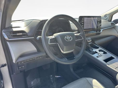 Used 2023 Toyota Sienna Limited image 11