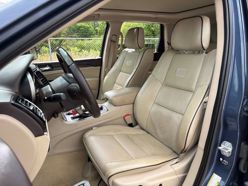 Used 2021 Jeep Grand Cherokee Overland AWD/4WD image 25