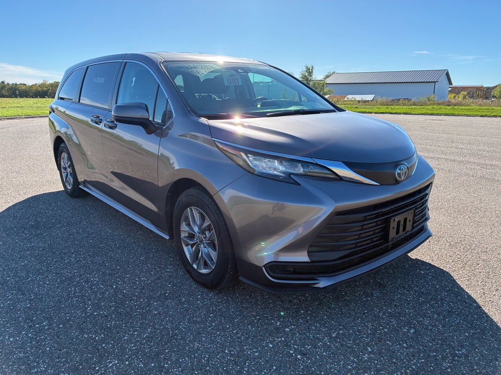 Used 2022 Toyota Sienna LE FWD image 2