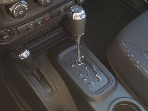 Used 2017 Jeep Wrangler Unlimited Sahara w/ Connectivity Group image 19