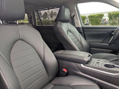 Used 2023 Toyota Highlander XLE FWD image 37