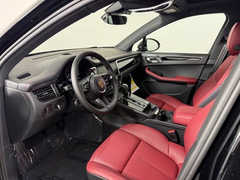 Certified 2026 Porsche Macan AWD/4WD image 4