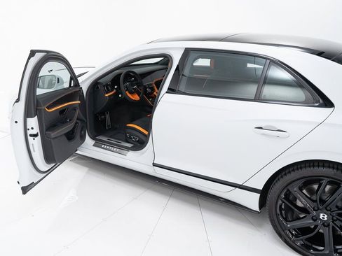 Used 2025 Bentley Flying Spur Plug-In Hybrid image 9