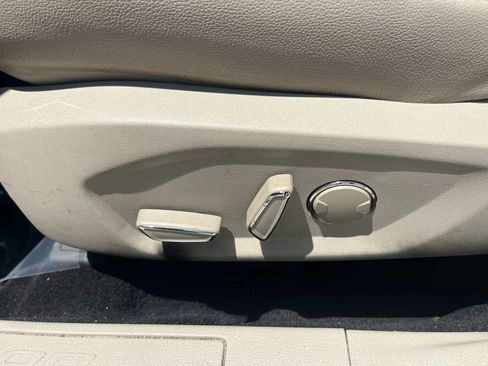 Used 2017 Ford Fusion SE w/ Fusion SE Technology Package FWD image 14