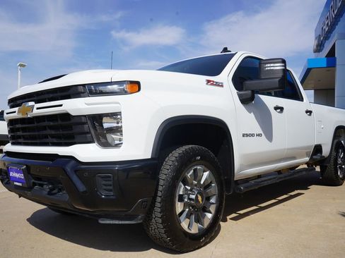 Used 2025 Chevrolet Silverado 2500 Custom w/ Custom Value Package AWD/4WD image 4