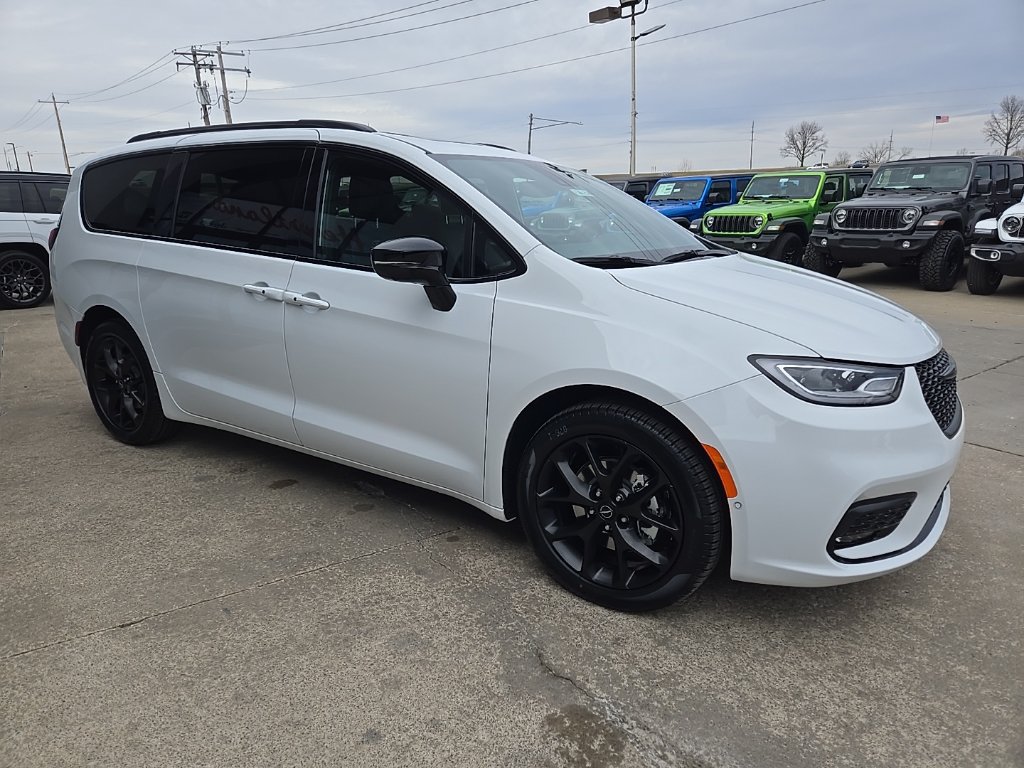 New 2026 Chrysler Pacifica Select w/ S Appearance Package FWD image 15