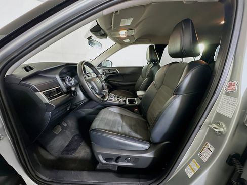 Used 2024 Mitsubishi Outlander SE image 13