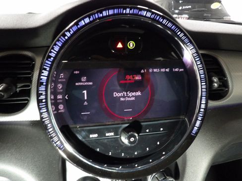 Used 2022 MINI Cooper 2-Door Hardtop image 11