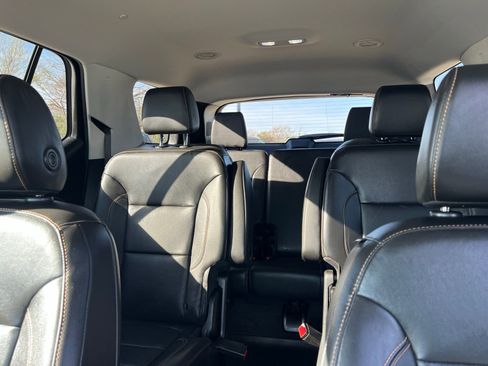 Used 2021 Chevrolet Traverse RS image 37