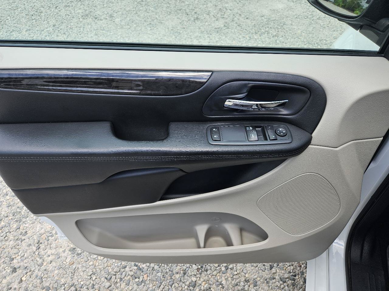 Used 2017 Dodge Grand Caravan SE FWD image 12