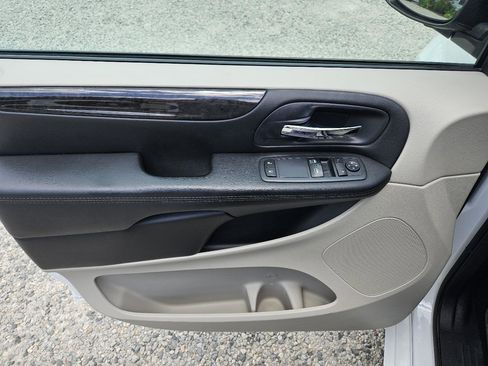 Used 2017 Dodge Grand Caravan SE FWD image 12