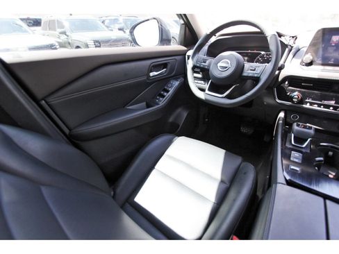 Used 2022 Nissan Rogue SV w/ SV Premium Package FWD image 11