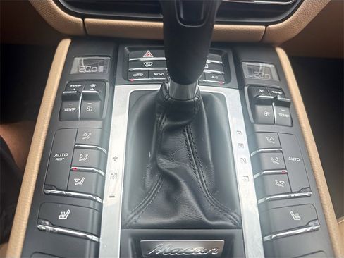 Used 2021 Porsche Macan image 17