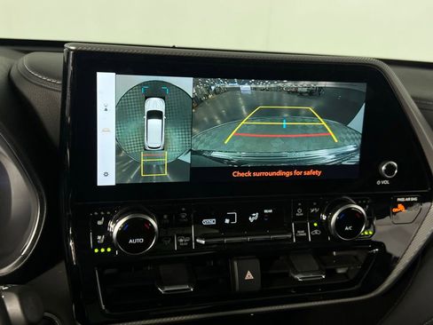 Used 2024 Toyota Highlander Platinum image 16