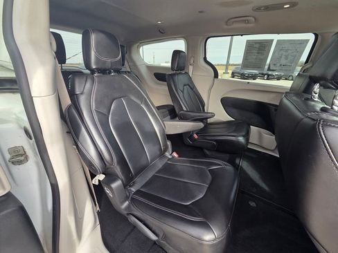 Used 2023 Chrysler Pacifica Touring-L image 29