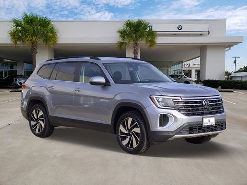 Used 2024 Volkswagen Atlas SE w/ Panoramic Sunroof Package image 3