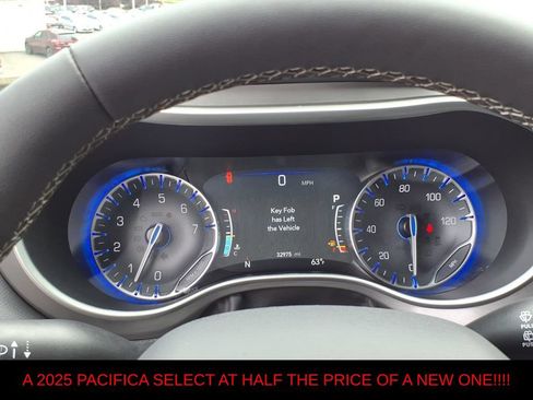 Used 2025 Chrysler Pacifica Select FWD image 18