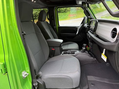 New 2025 Jeep Gladiator Sport image 18