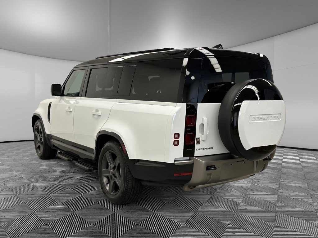 Used 2025 Land Rover Defender 130 X-Dynamic SE AWD/4WD image 4