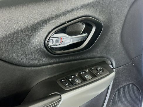 Used 2022 Jeep Cherokee Latitude AWD/4WD image 18