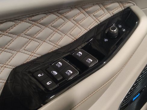 Used 2022 Jeep Grand Cherokee Summit w/ Advanced Protech Group IV AWD/4WD image 27